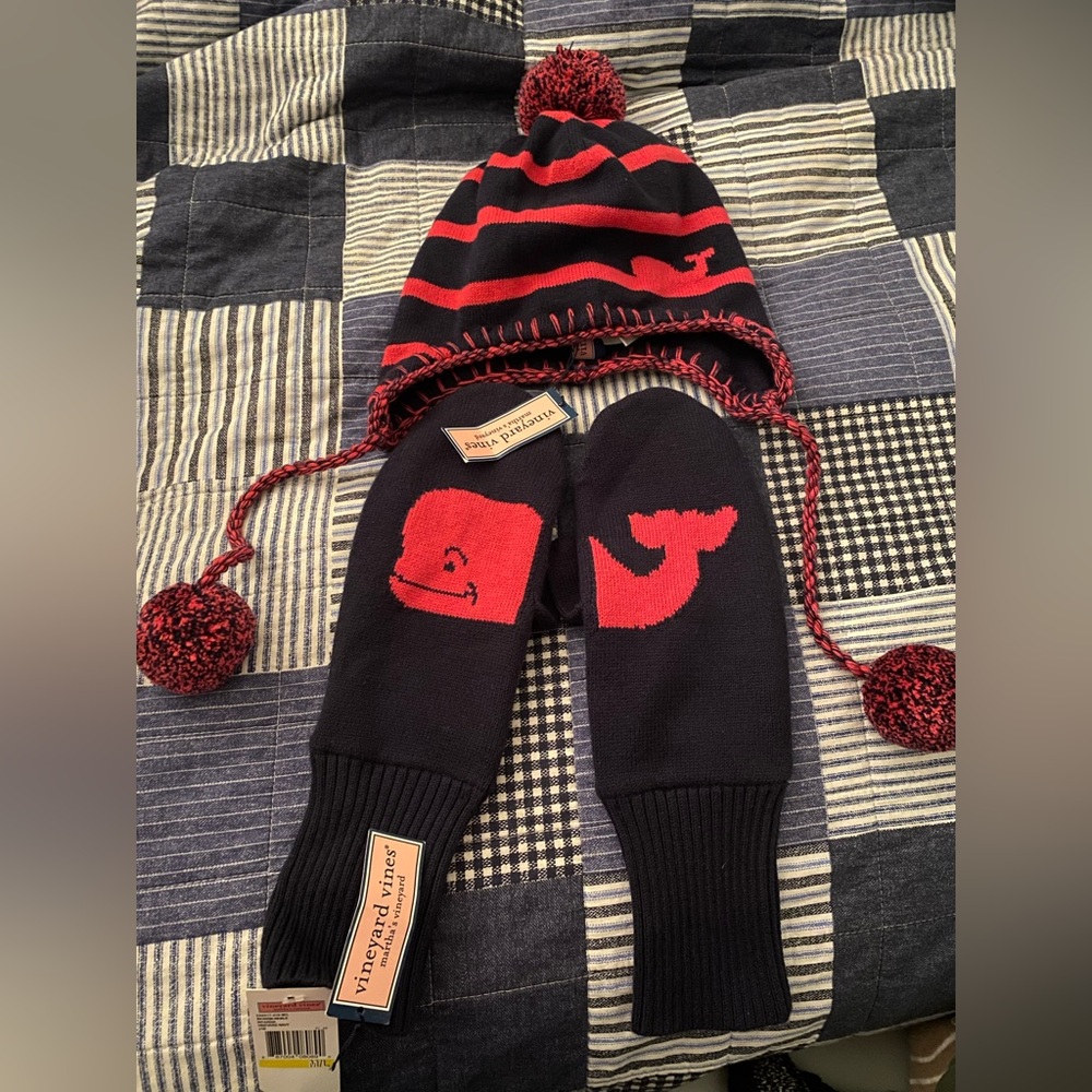 Vineyard Vines hat and mitten set